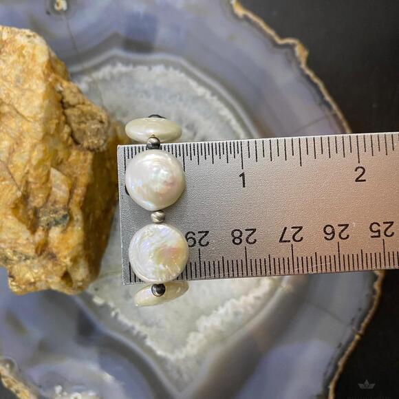 Native American Sterling Navajo Pearl Beads & 5 Pearl Coin Stretch Bracelet - Picture 10 of 10